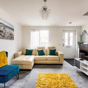 Guestready - Serene 2br W Yard & Parking - Sleeps Up To 6 Holiday home